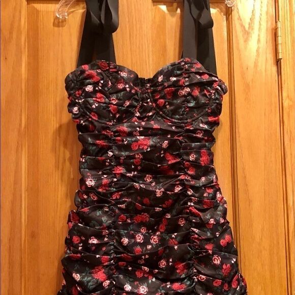 FASHION NOVA SEND ME ROSES BODY CON RUCHED MINI DRESS M NWT - Picture 7 of 14